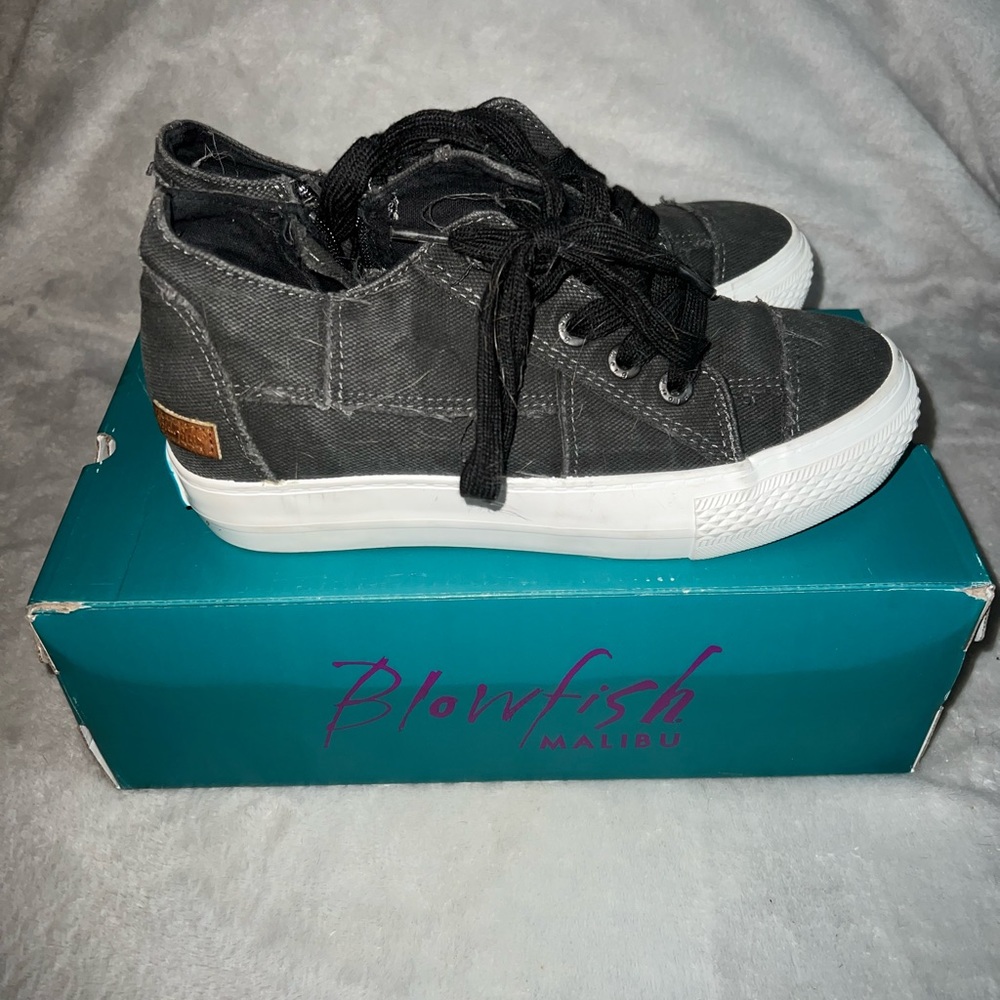 Womens size 8 Blowfish Malibu shoes in Malibu Taupe Hipster Smoked Twill